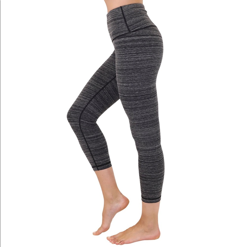 *SOLD* 90 Degree Capris Leggings in Oreo Black XS